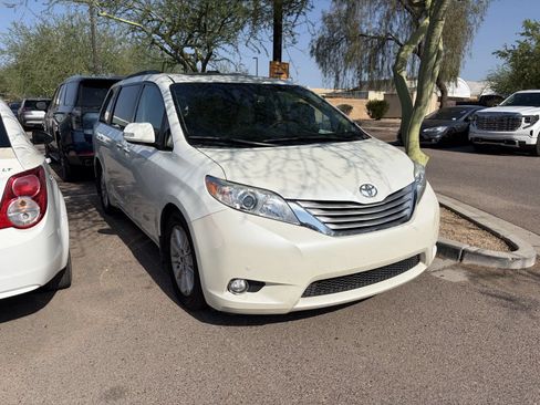 Used 2013 Toyota Sienna Limited w/ Premium Pkg FWD image 3