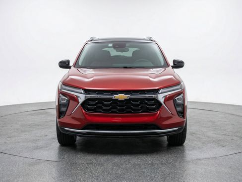 Used 2025 Chevrolet Trax LT FWD image 2