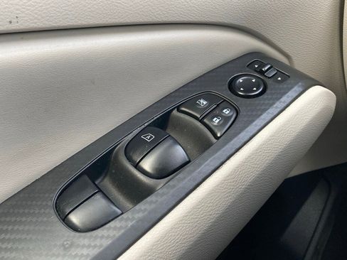 Used 2025 Nissan Altima 2.5 SV image 13