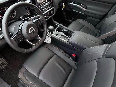 New 2025 Nissan Pathfinder SL image 16
