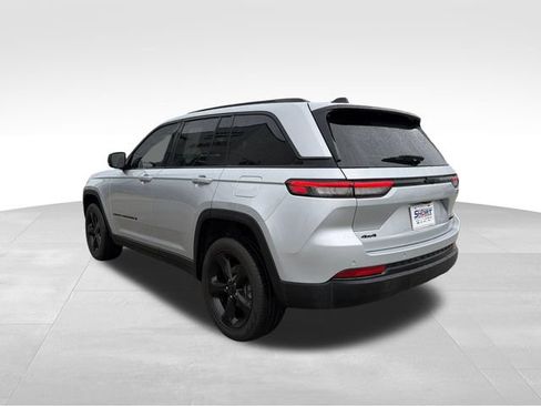 Used 2024 Jeep Grand Cherokee Limited w/ Black Appearance Package AWD/4WD image 7