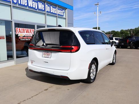 Used 2024 Chrysler Pacifica Touring-L FWD image 3