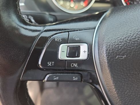 Used 2018 Volkswagen Tiguan SE w/ Panoramic Sunroof Package FWD image 18