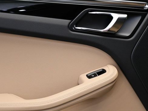 Certified 2025 Porsche Macan image 42