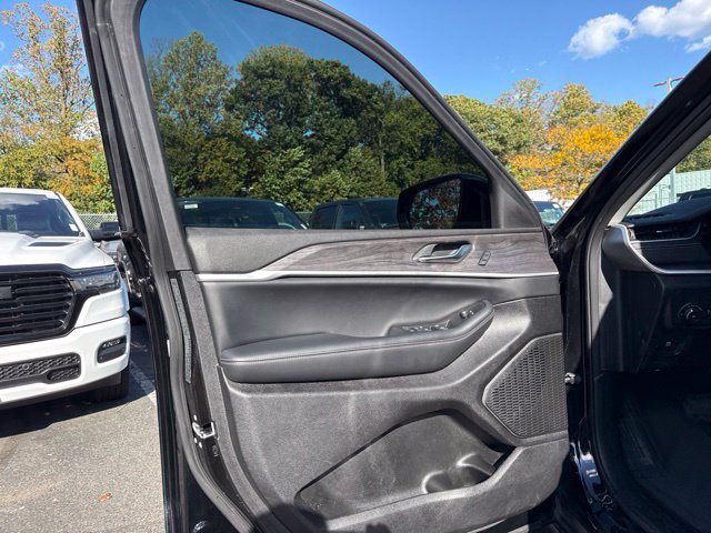 Used 2023 Jeep Grand Cherokee L Limited AWD/4WD image 34