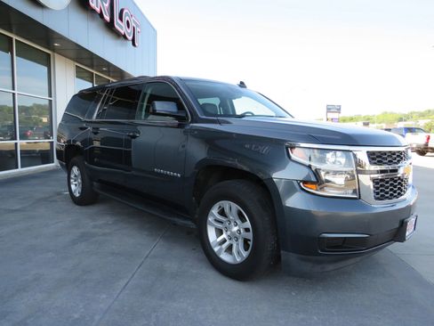 Used 2020 Chevrolet Suburban LT image 9