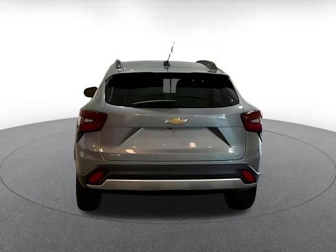 Used 2025 Chevrolet Trax LT FWD image 11