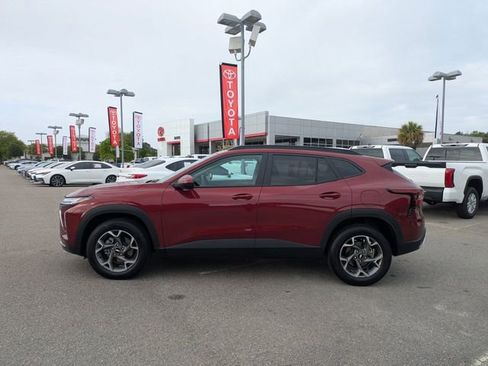 Used 2025 Chevrolet Trax LT FWD image 6