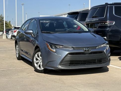 Used 2025 Toyota Corolla LE FWD image 2