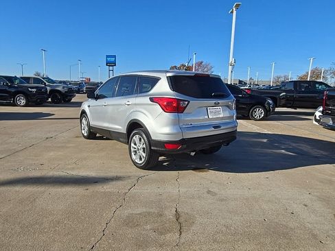 Used 2019 Ford Escape SE image 3
