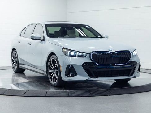 Used 2026 BMW 540i xDrive w/ M Sport Package AWD/4WD image 4