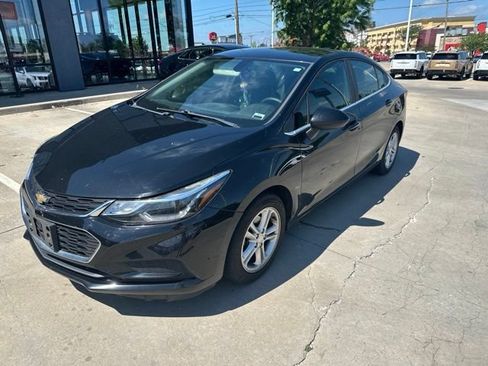 Used 2018 Chevrolet Cruze LT w/ Convenience Package FWD image 2