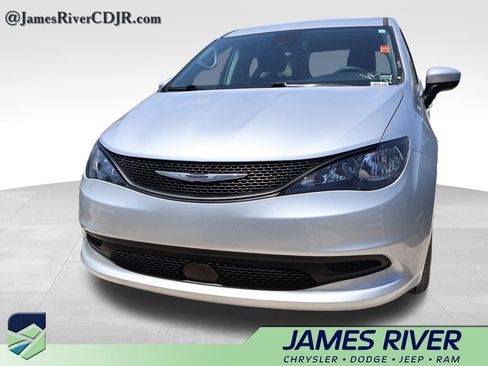 Used 2023 Chrysler Voyager LX FWD image 5