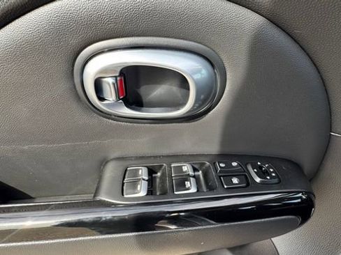 Used 2018 Kia Soul ! FWD image 19