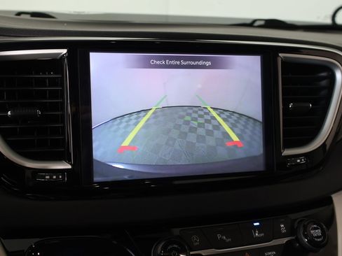 Used 2023 Chrysler Pacifica Touring-L FWD image 6