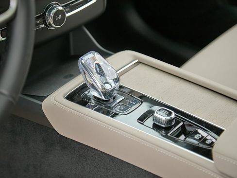 New 2026 Volvo XC90 B6 Plus w/ Protection Package Premier image 17