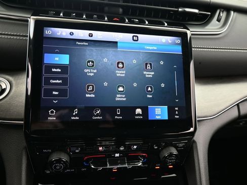 Used 2024 Jeep Grand Cherokee Overland w/ Luxury Tech Group IV image 26