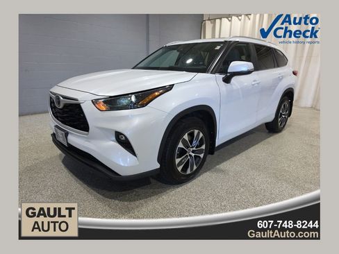 Used 2023 Toyota Highlander XLE AWD/4WD image 1