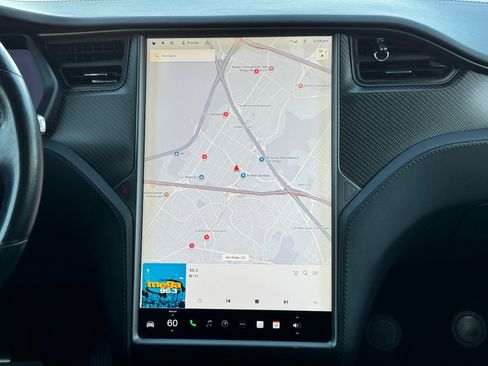 Used 2018 Tesla Model X image 25