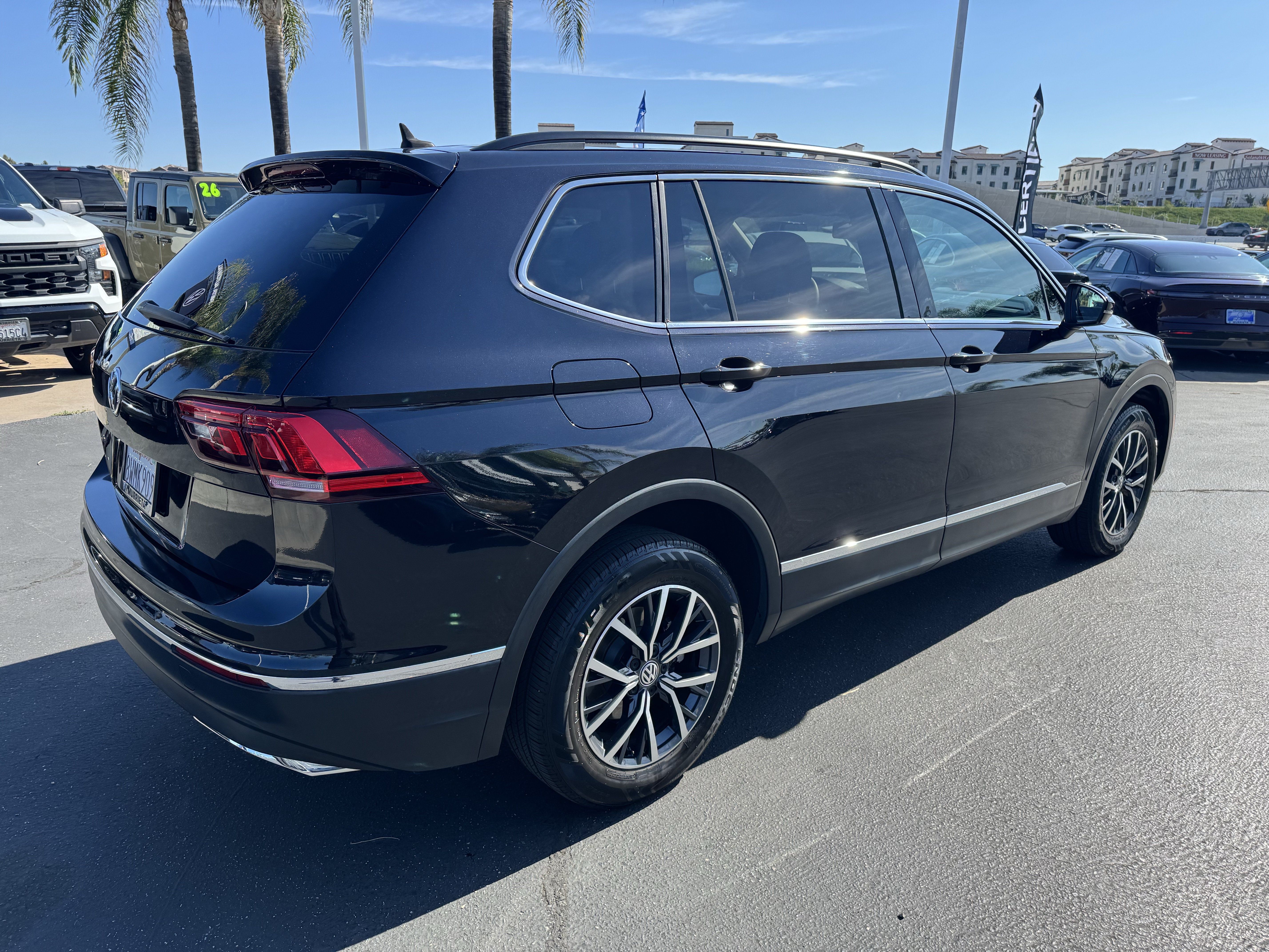 Used 2020 Volkswagen Tiguan SE w/ Panoramic Sunroof Package FWD image 9
