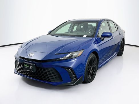 Used 2025 Toyota Camry SE FWD image 3