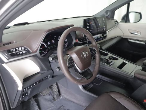 Used 2024 Toyota Sienna Platinum AWD/4WD image 12
