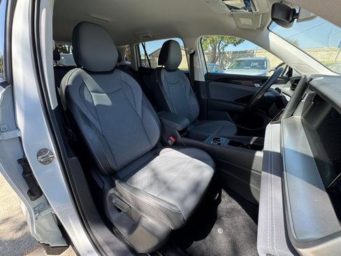 Used 2026 Volkswagen Tiguan SE FWD image 38