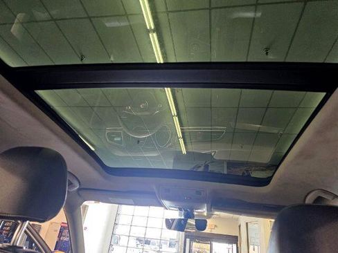 Used 2021 Volkswagen Tiguan SE w/ Panoramic Sunroof Package image 36