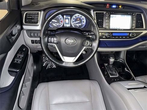 Used 2017 Toyota Highlander Limited Platinum image 4