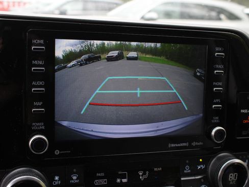 Used 2022 Toyota Highlander XLE AWD/4WD image 14