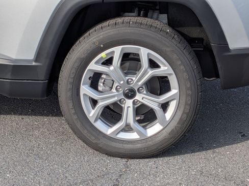 New 2026 Jeep Compass Latitude image 9