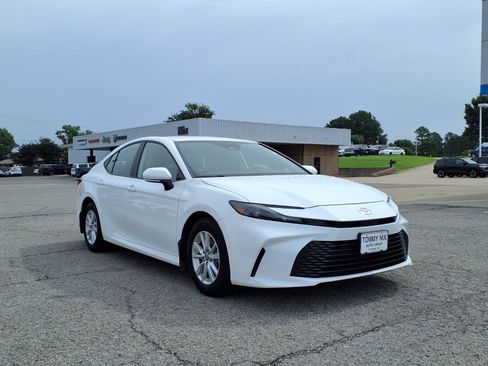 Used 2025 Toyota Camry LE w/ Convenience Package FWD image 19