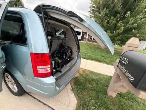 Used 2010 Chrysler Town & Country Touring FWD image 24