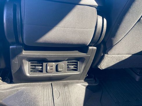 Used 2022 GMC Sierra 1500 SLE image 32