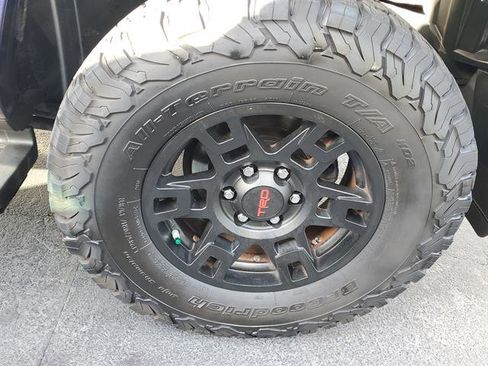 Used 2018 Toyota 4Runner SR5 Premium image 9