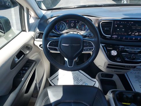 Used 2023 Chrysler Pacifica Touring-L FWD image 16