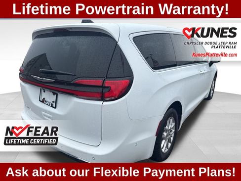 Used 2024 Chrysler Pacifica Touring-L image 4