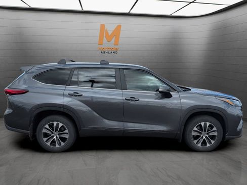 Used 2023 Toyota Highlander XLE AWD/4WD image 6