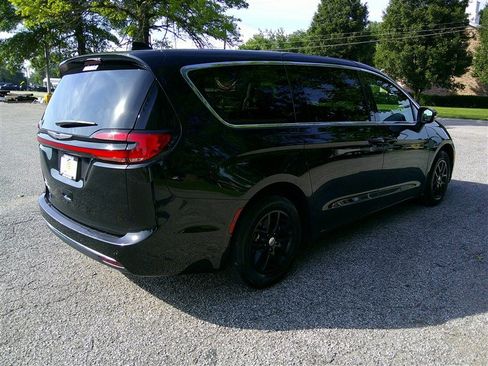 Used 2023 Chrysler Pacifica Touring-L FWD image 5