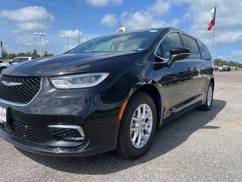 Used 2023 Chrysler Pacifica Touring-L FWD image 10