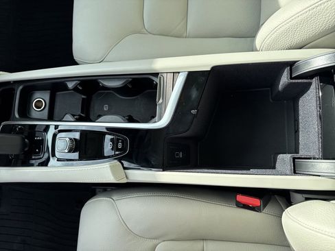 Used 2024 Volvo XC90 B5 Plus image 29