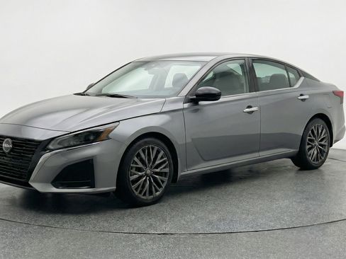 Used 2025 Nissan Altima 2.5 SV FWD image 3