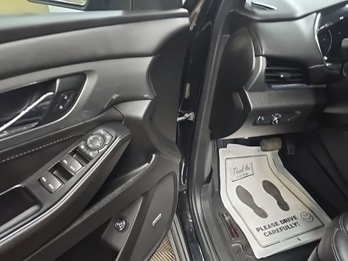 Used 2023 Chevrolet Traverse LT w/ LT Premium Package AWD/4WD image 28