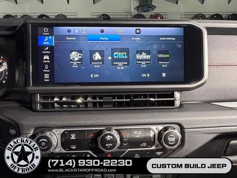 Used 2025 Jeep Wrangler Unlimited Rubicon AWD/4WD image 19