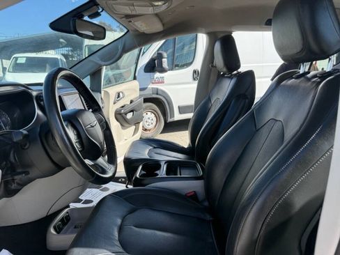 Used 2020 Chrysler Pacifica Touring-L FWD image 17