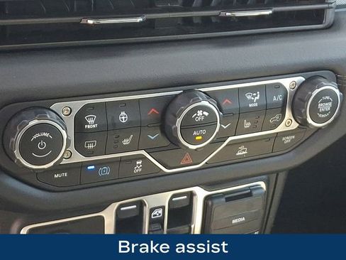 Used 2025 Jeep Wrangler Unlimited Sahara image 14