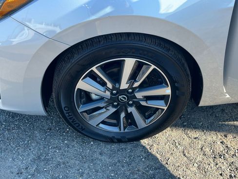 Used 2025 Nissan Versa SV image 28