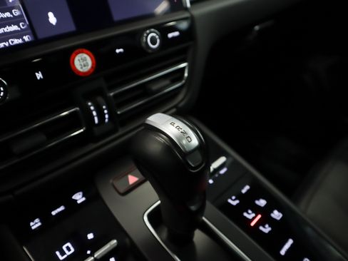 Certified 2024 Porsche Macan AWD/4WD image 17