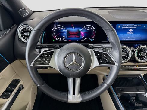 Used 2024 Mercedes-Benz GLB 250 4MATIC image 11
