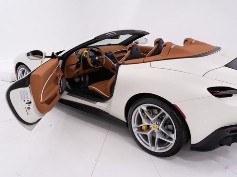 Used 2025 Ferrari Roma Spider RWD image 17